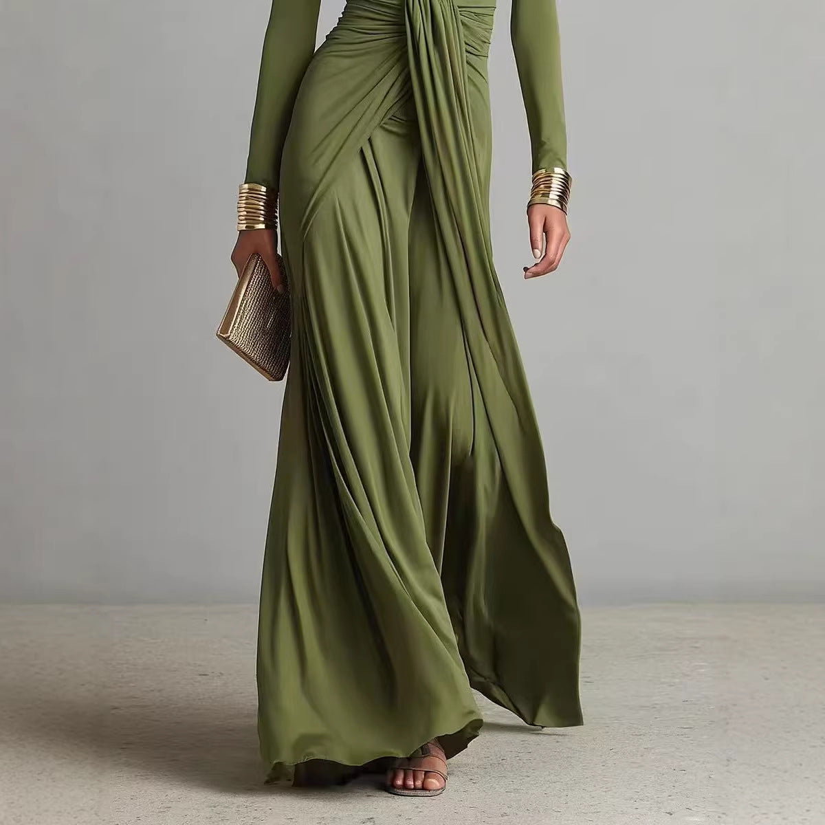Robe longue vert olive glamour, décolleté en V profond, plissée
