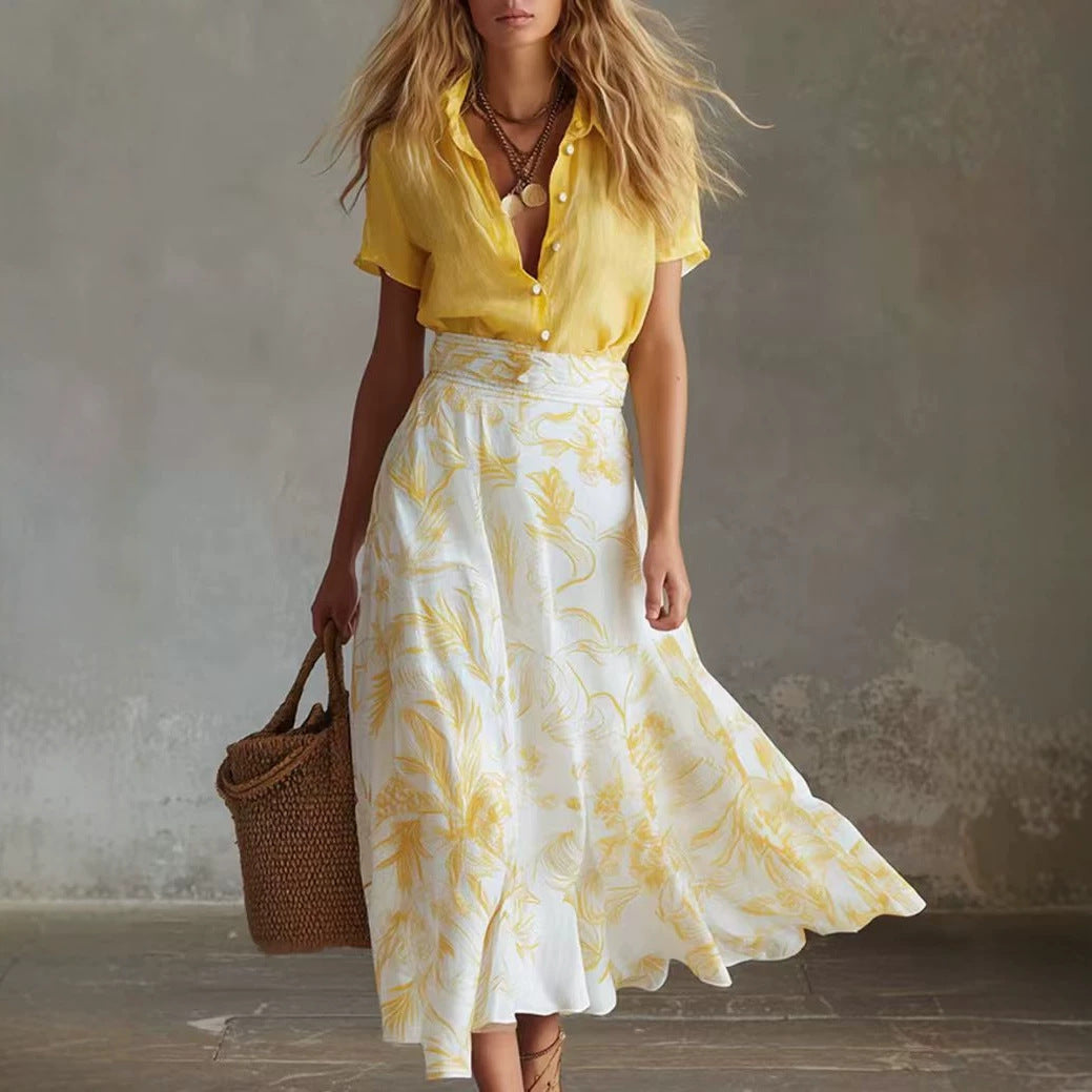Ensemble coordonné jupe fleurie et chemise contrastantes