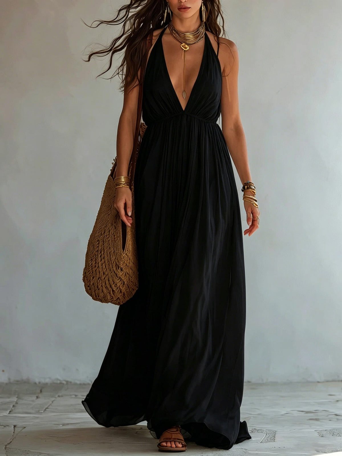 Robe longue en mousseline fluide avec col licou, décolleté en V profond et taille empire froncée