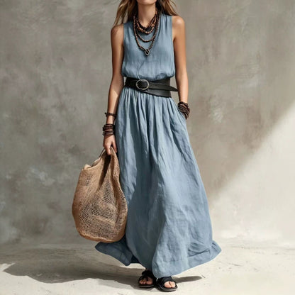 Longue robe sans manches à col montant et ceinture