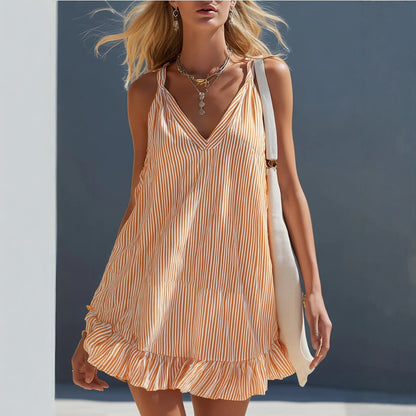 Robe mini orange à rayures verticales blanches, fines bretelles et ourlet volanté
