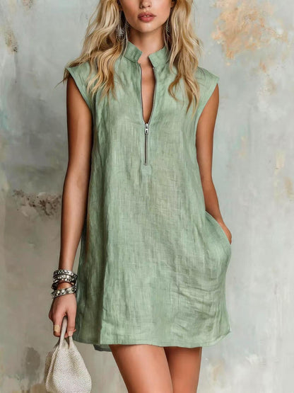 Robe courte droite sans manches à col officier, demi-zip et poches, en lin