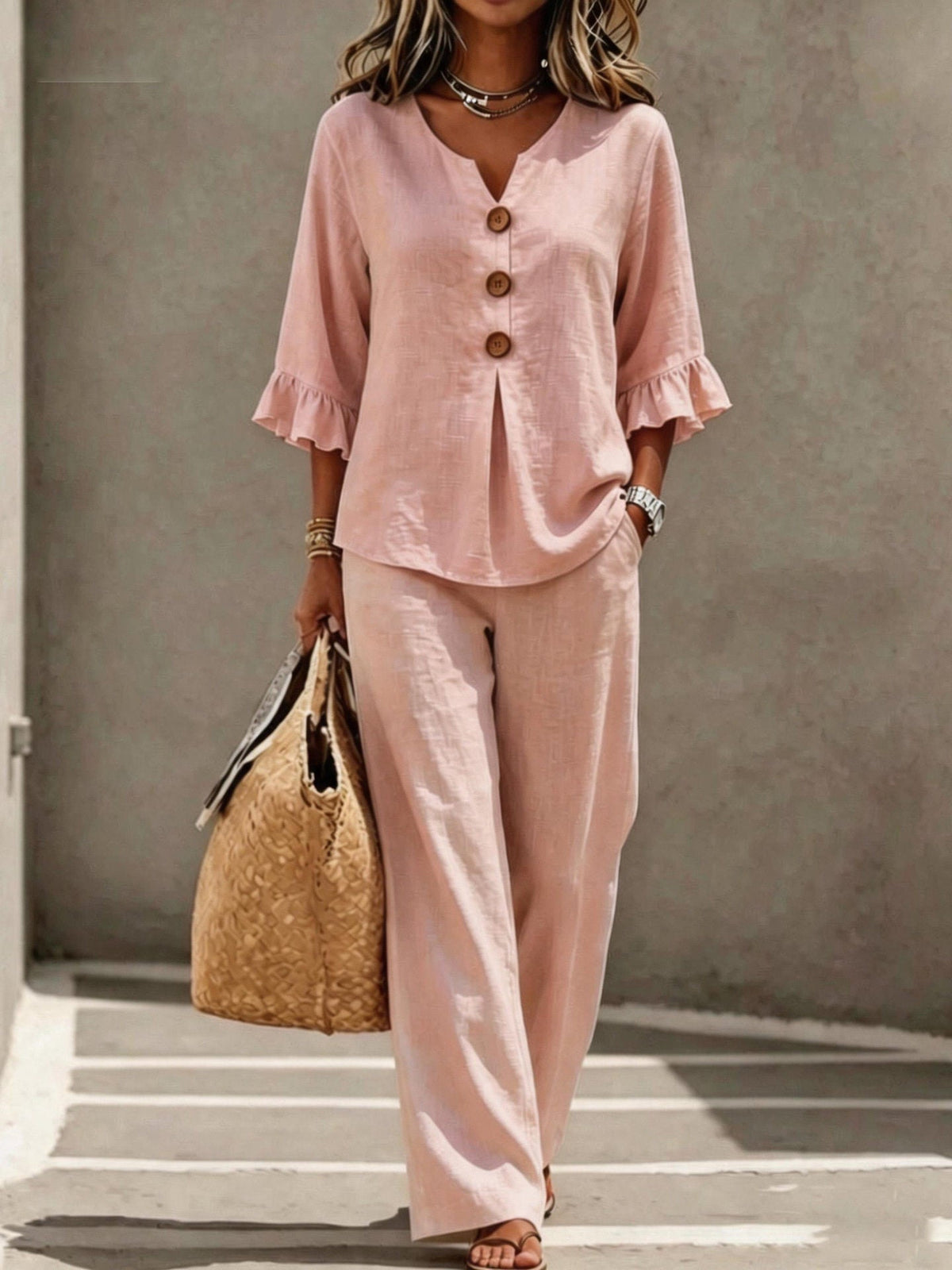Ensemble deux pièces en lin bleu clair avec col en V, manches volantées et pantalon large