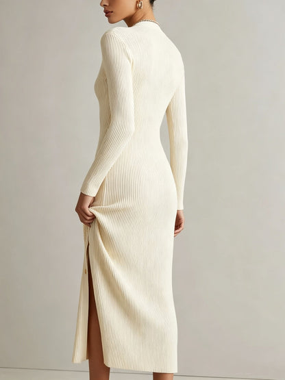 Robe mi-longue côtelée en maille fendue à col en V et boutonnée sur le devant