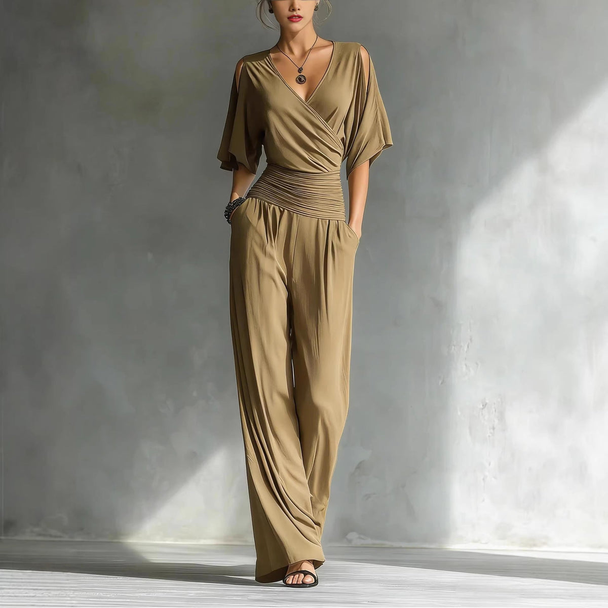 Combinaison pantalon drapée à épaules dénudées avec taille froncée et jambes larges