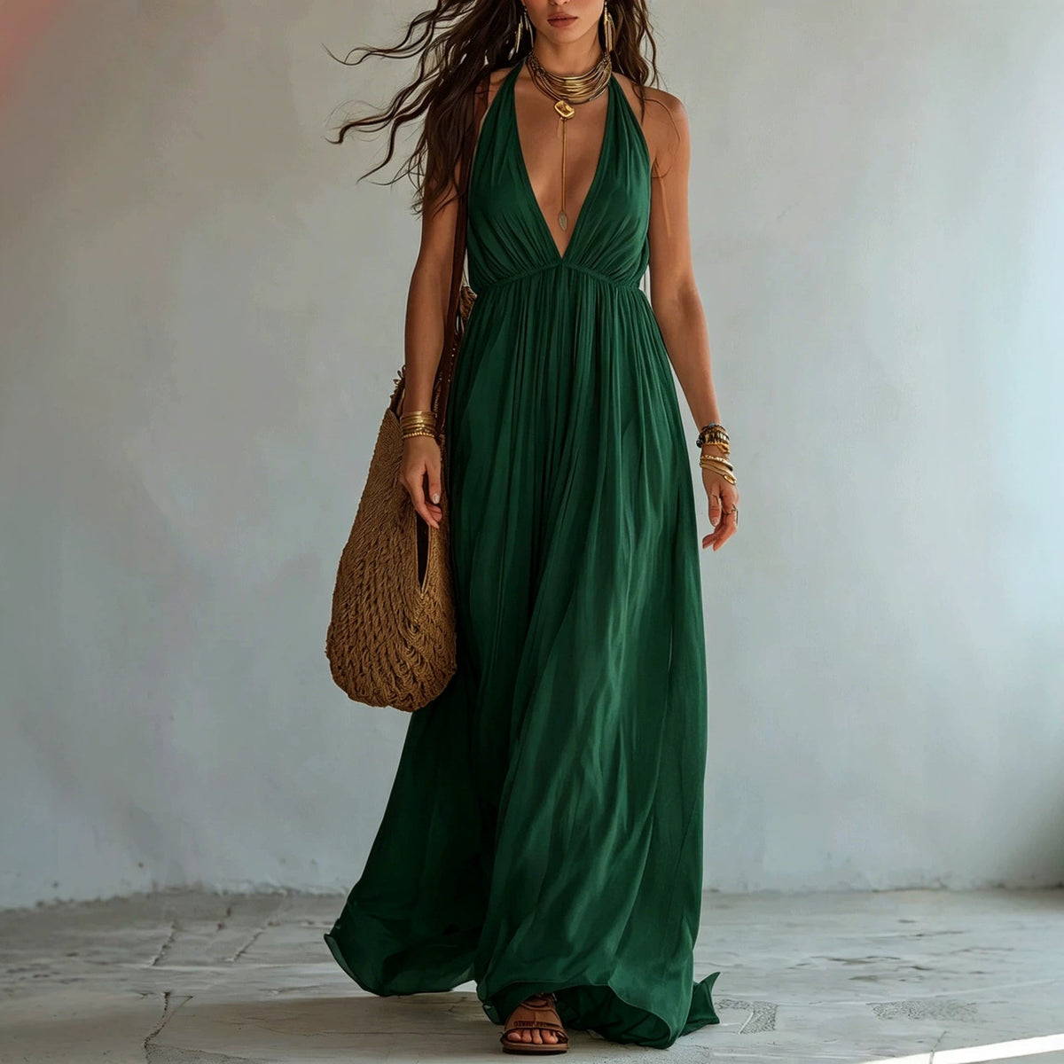 Robe longue en mousseline fluide avec col licou, décolleté en V profond et taille empire froncée