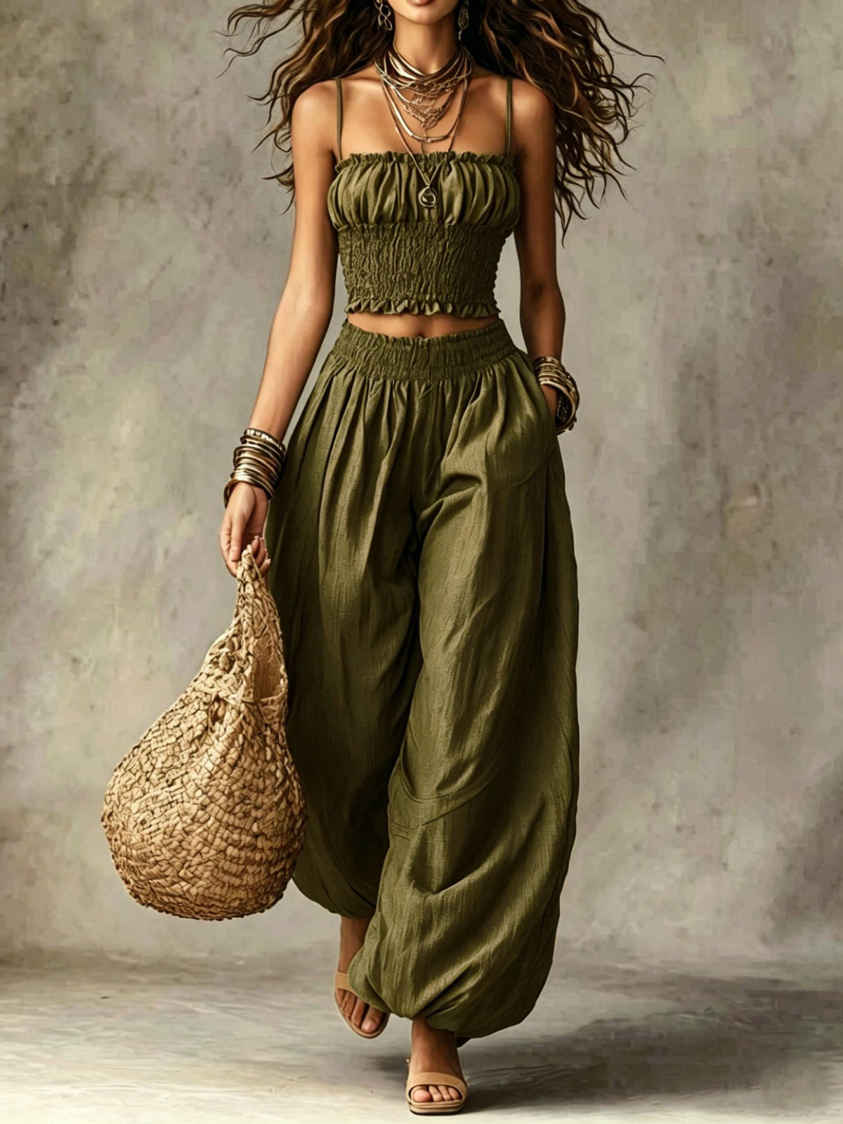 Ensemble de plage bohème composé d'un crop top à fines bretelles et d'un sarouel ample