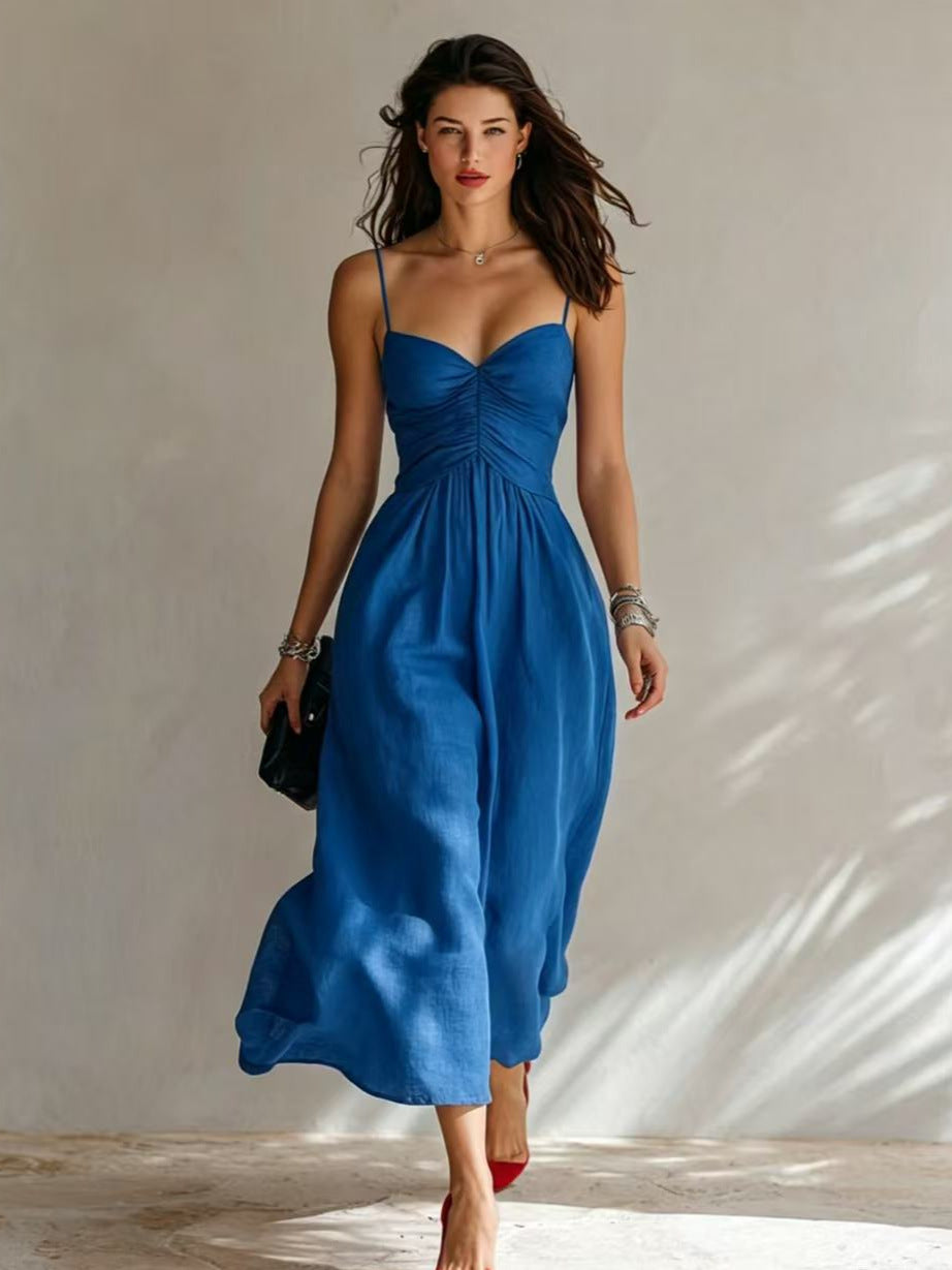 Robe midi fluide en lin avec fines bretelles et buste froncé en cœur