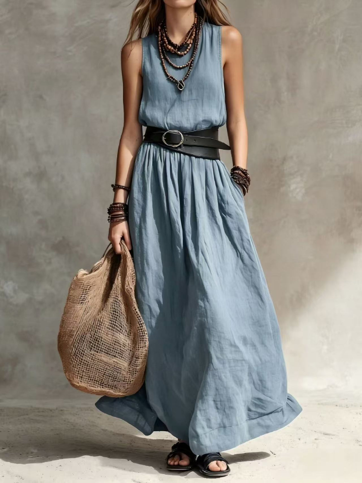 Longue robe sans manches à col montant et ceinture