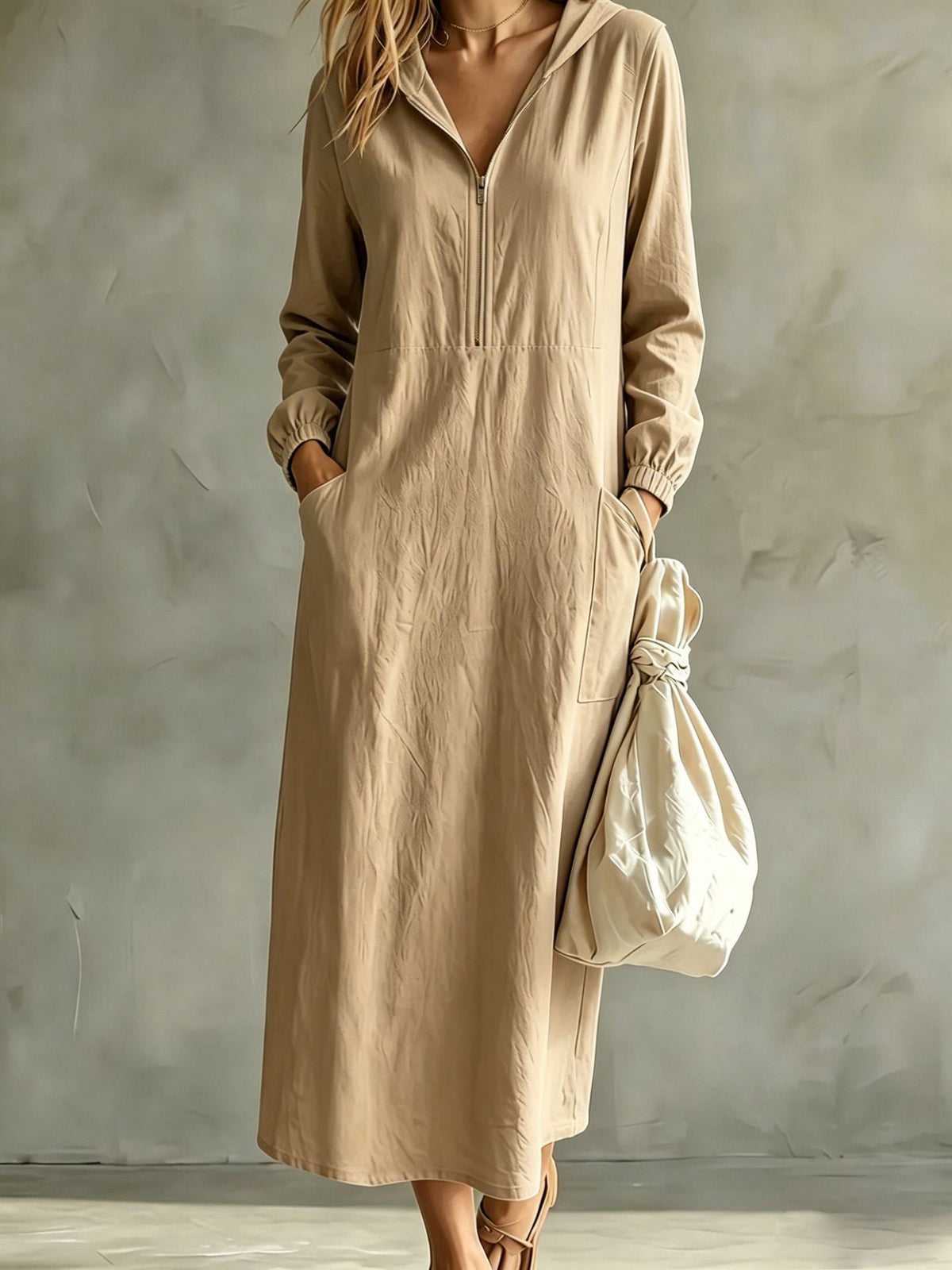 Robe mi-longue à capuche et col zippé