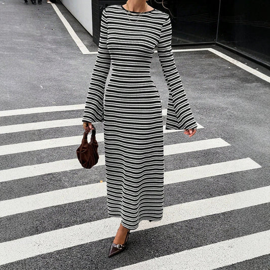 Robe longue en maille à rayures monochrome urbaine avec manches cloche audacieuses coupe ajustée pour soirées et dîners