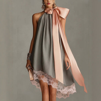Robe courte en satin plissé gris à nœud et ourlet en dentelle