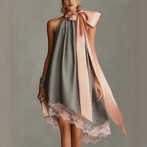 Robe courte en satin plissé gris à nœud et ourlet en dentelle