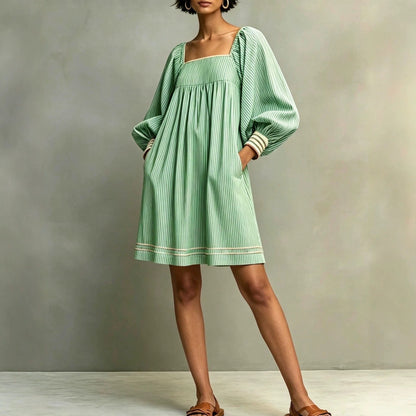 Mini-robe rayée à col carré et manches ballons