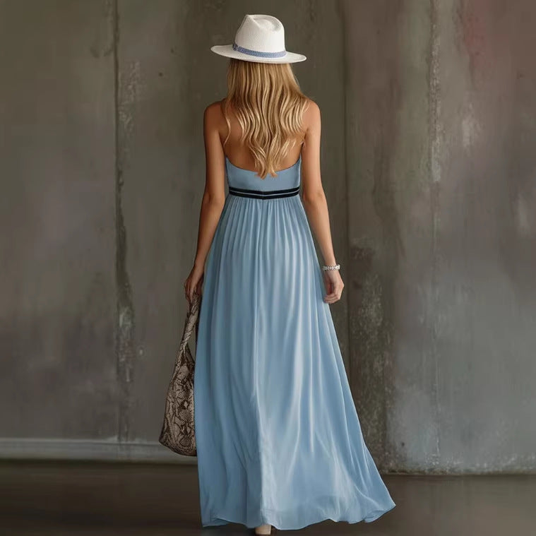 Robe longue en mousseline fluide bleu clair à col halter croisé