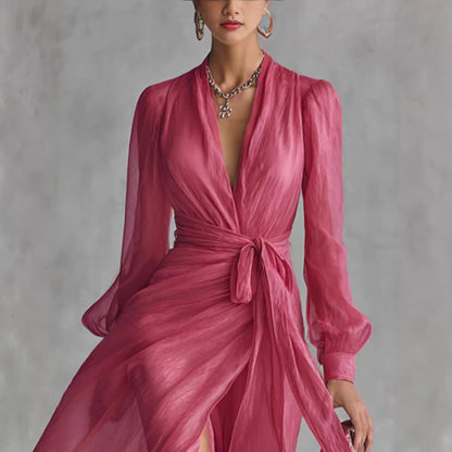 Robe longue portefeuille en mousseline fuchsia, l'élégance intemporelle, l'allure sans effort.