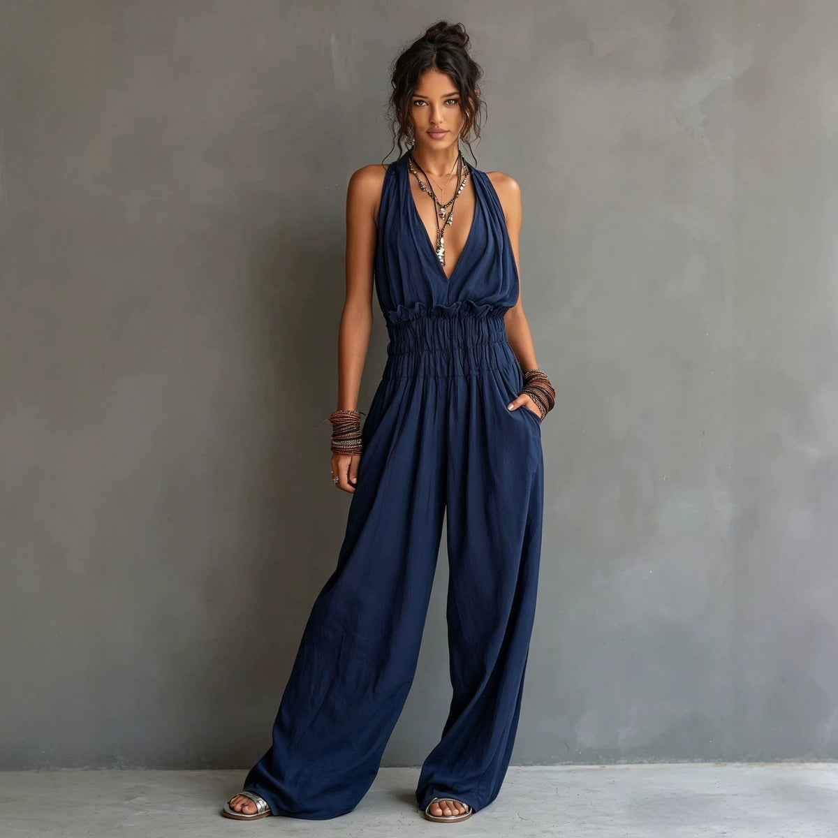 Combinaison pantalon dos nu décolleté en V, taille smockée et jambes larges palazzo