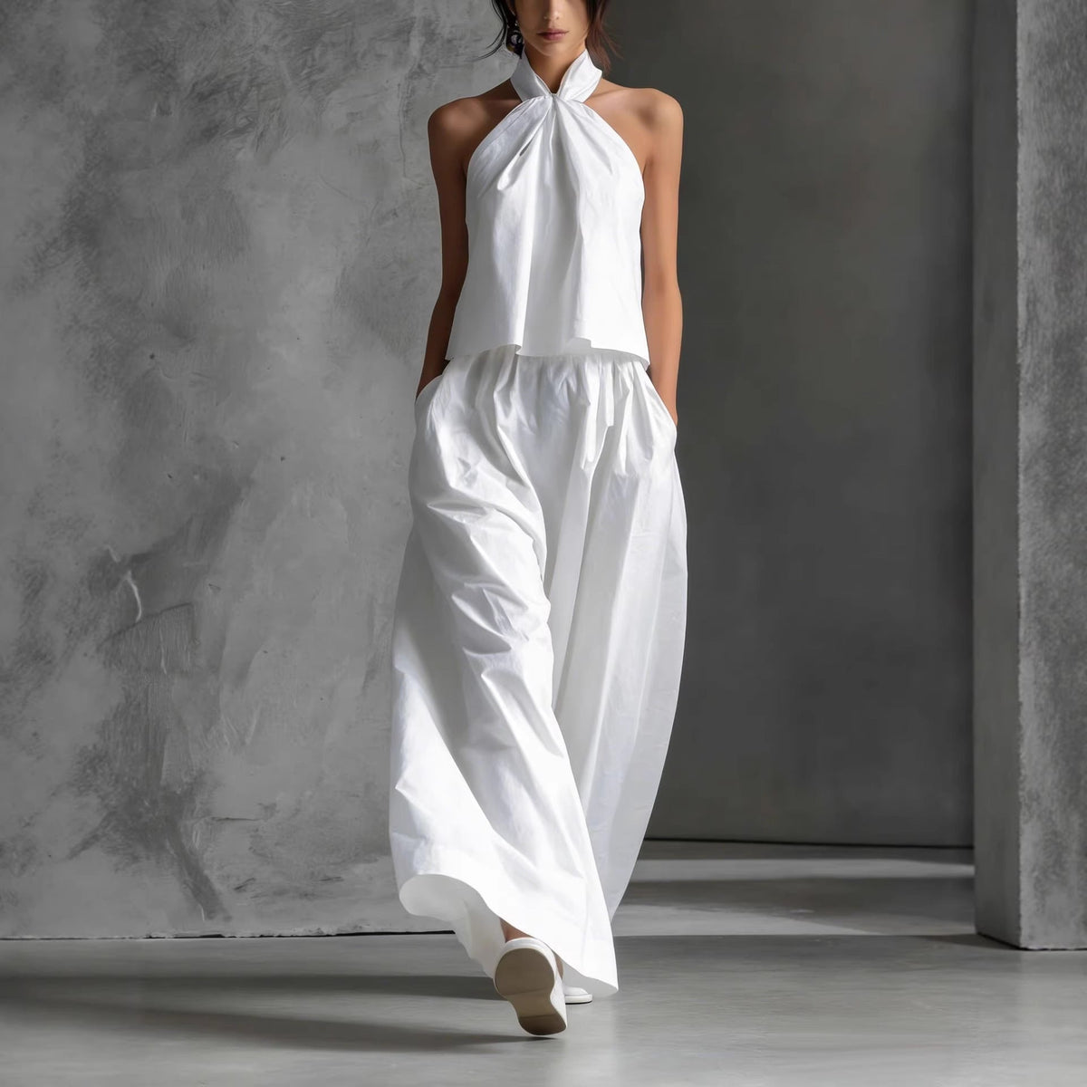 Ensemble deux-pièces habillé avec un top à col licou et un pantalon à jambes larges