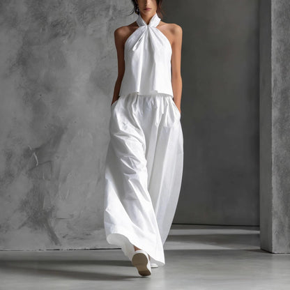 Ensemble deux-pièces habillé avec un top à col licou et un pantalon à jambes larges