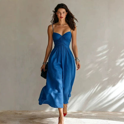 Robe midi fluide en lin avec fines bretelles et buste froncé en cœur