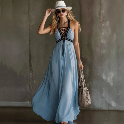 Robe longue en mousseline fluide bleu clair à col halter croisé