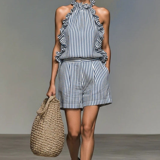 Ensemble deux pièces coordonné : top licou à volants rayé verticalement bleu et blanc et short taille haute à poches