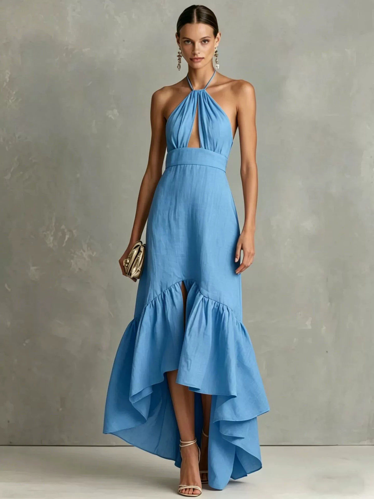 Robe longue texturée asymétrique à volants, avec encolure licou et découpe goutte d'eau