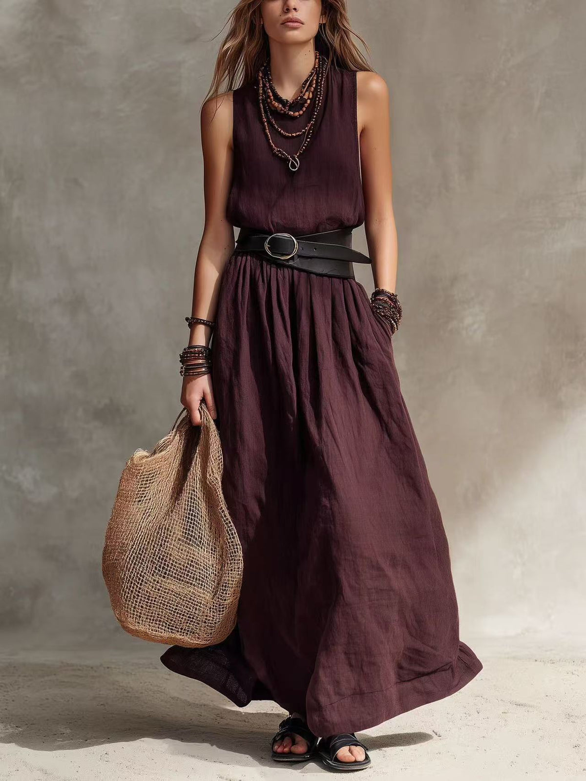 Longue robe sans manches à col montant et ceinture