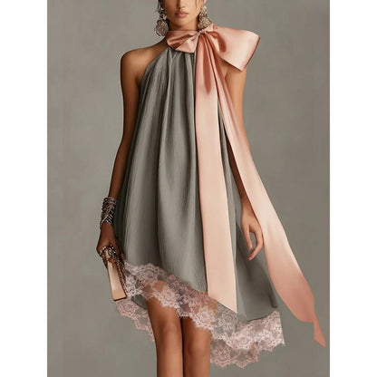 Robe courte en satin plissé gris à nœud et ourlet en dentelle