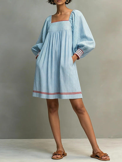Mini-robe rayée à col carré et manches ballons