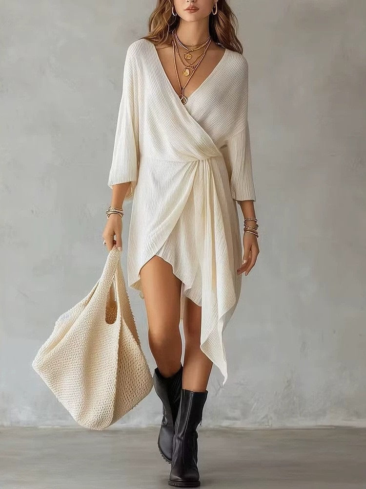 Mini-robe asymétrique en maille côtelée crème avec cache-cœur