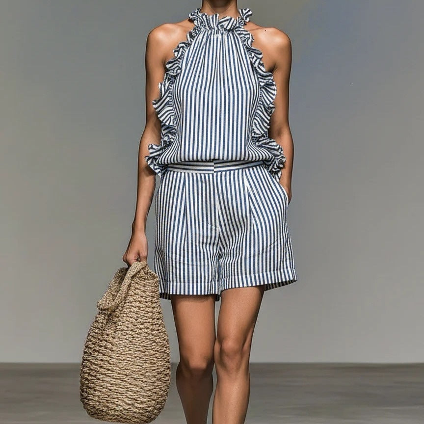 Ensemble deux pièces coordonné : top licou à volants rayé verticalement bleu et blanc et short taille haute à poches