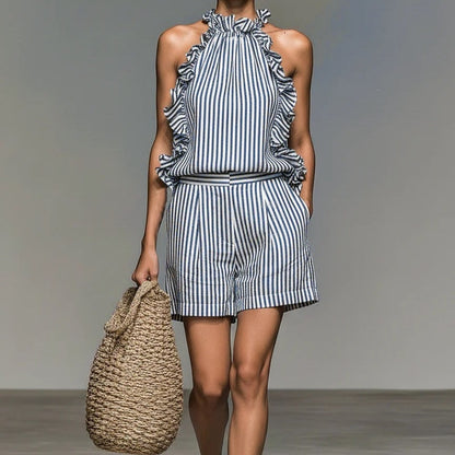 Ensemble deux pièces coordonné : top licou à volants rayé verticalement bleu et blanc et short taille haute à poches