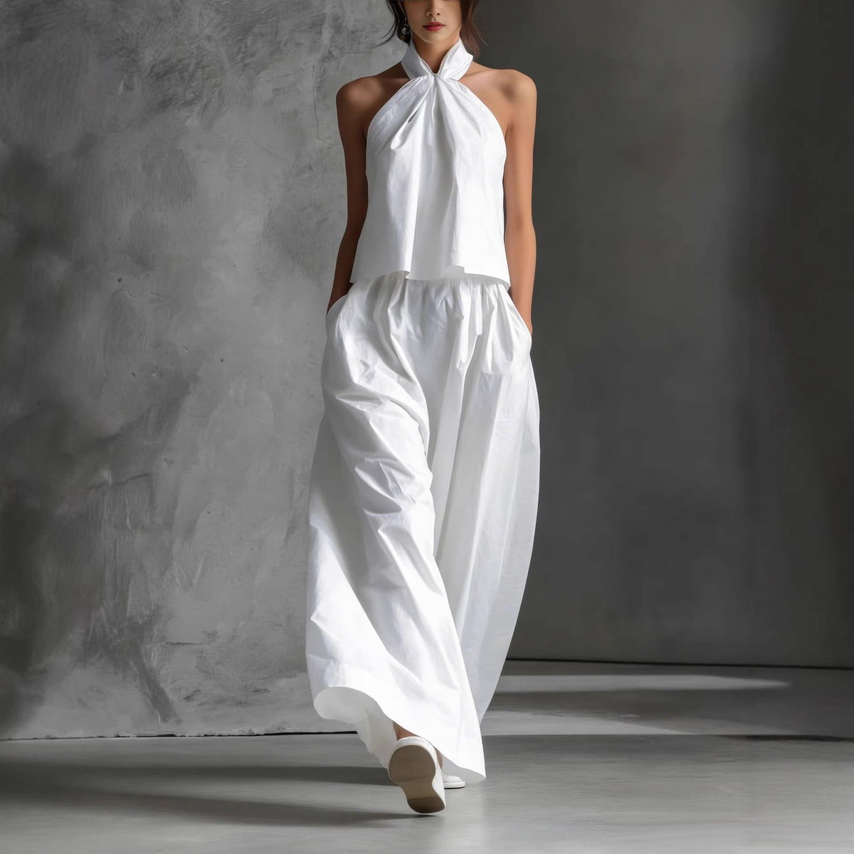 Ensemble deux-pièces habillé avec un top à col licou et un pantalon à jambes larges