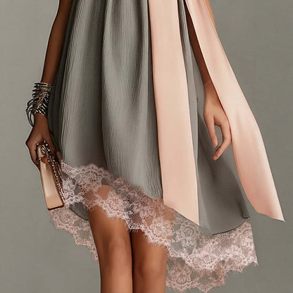 Robe courte en satin plissé gris à nœud et ourlet en dentelle