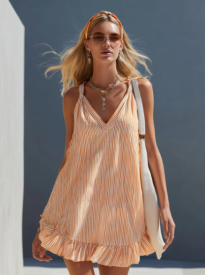 Robe mini orange à rayures verticales blanches, fines bretelles et ourlet volanté