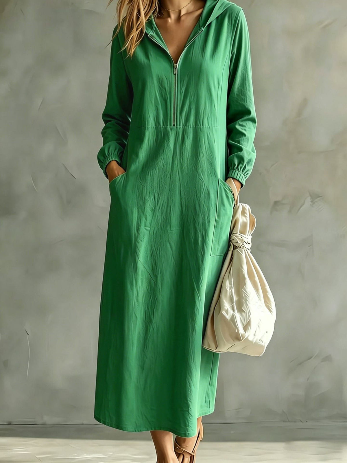 Robe mi-longue à capuche et col zippé