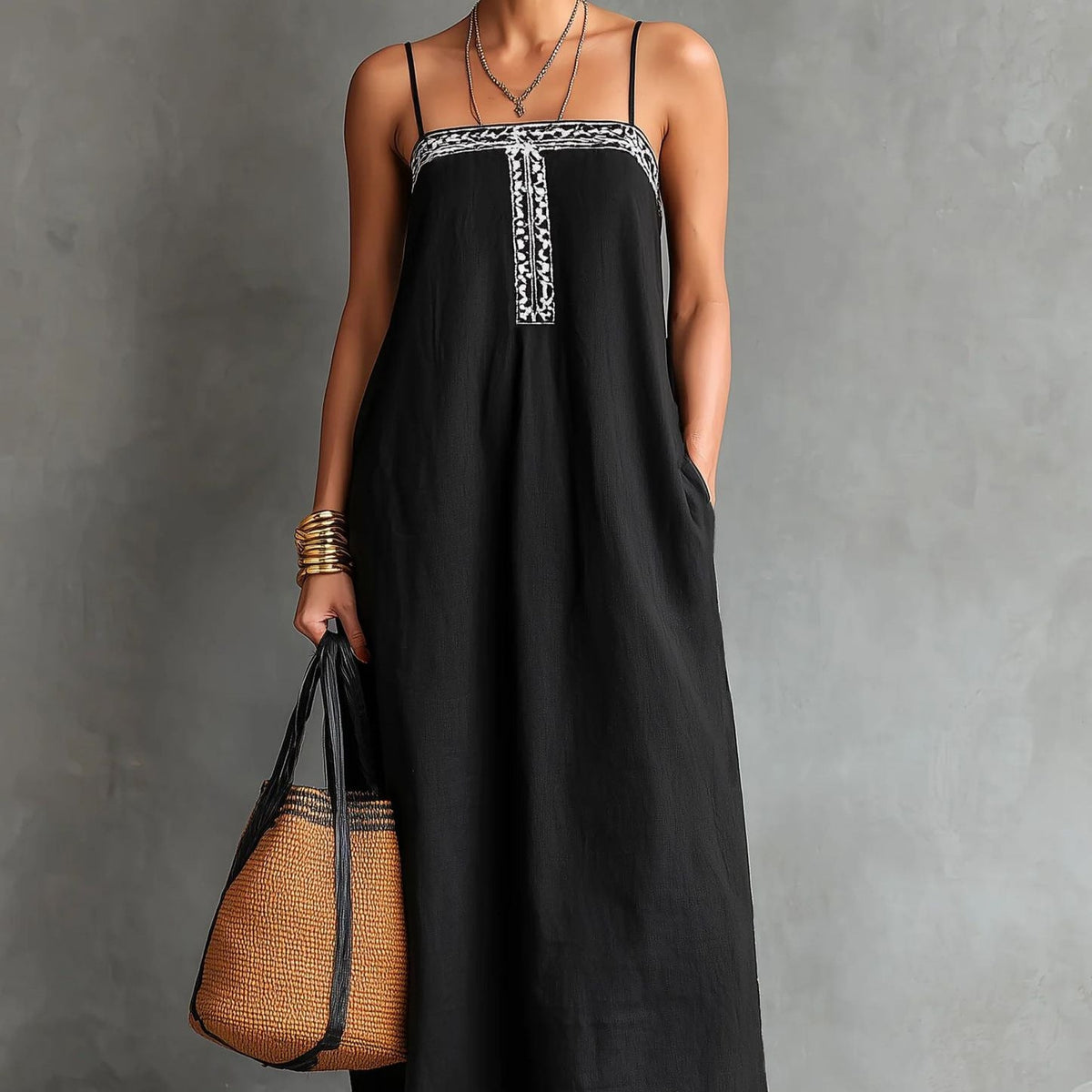 Robe longue en lin brodée noire