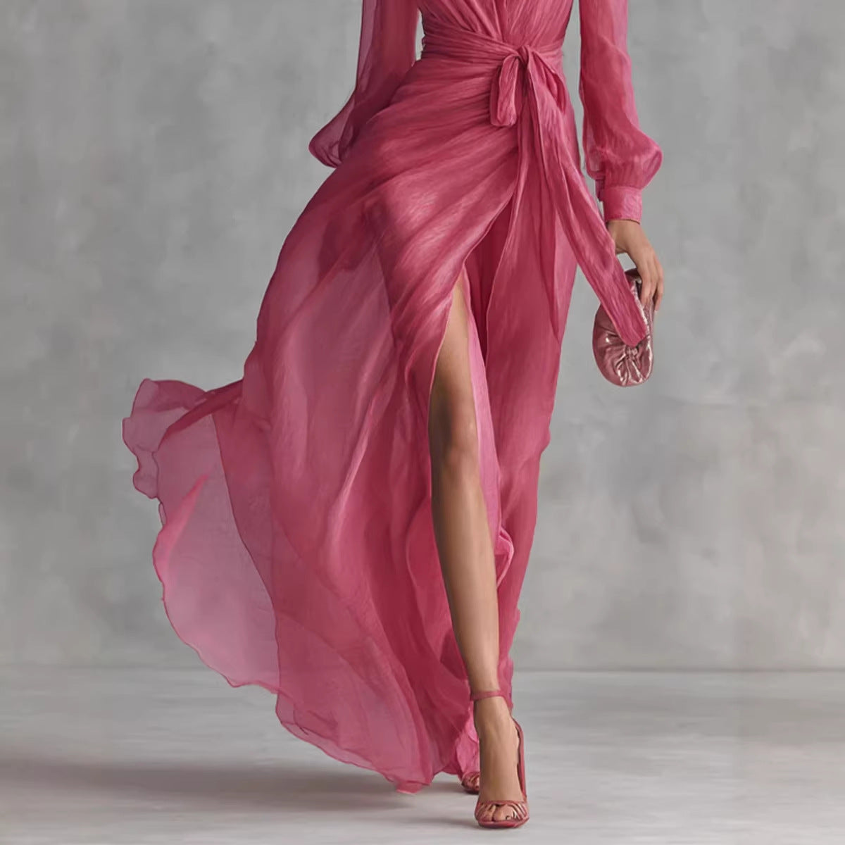 Robe longue portefeuille en mousseline fuchsia, l'élégance intemporelle, l'allure sans effort.