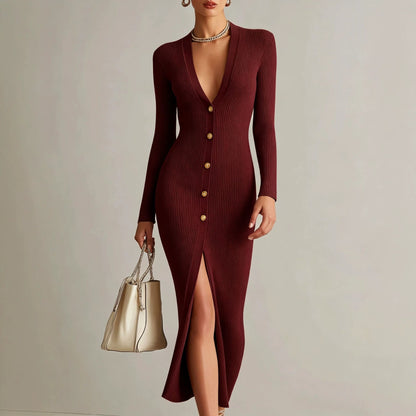 Robe mi-longue côtelée en maille fendue à col en V et boutonnée sur le devant