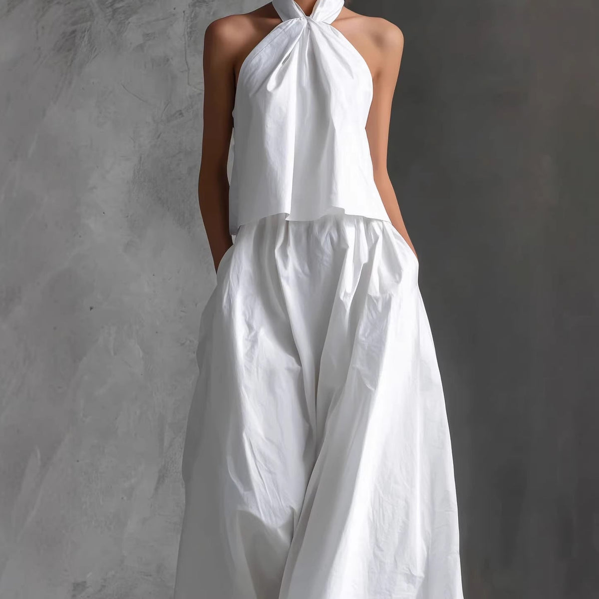 Ensemble deux-pièces habillé avec un top à col licou et un pantalon à jambes larges