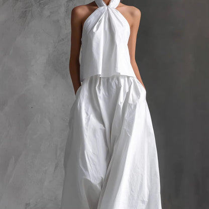 Ensemble deux-pièces habillé avec un top à col licou et un pantalon à jambes larges