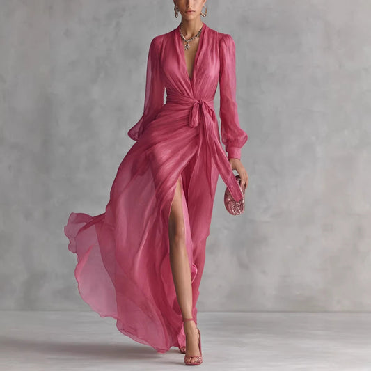 Robe longue portefeuille en mousseline fuchsia, l'élégance intemporelle, l'allure sans effort.