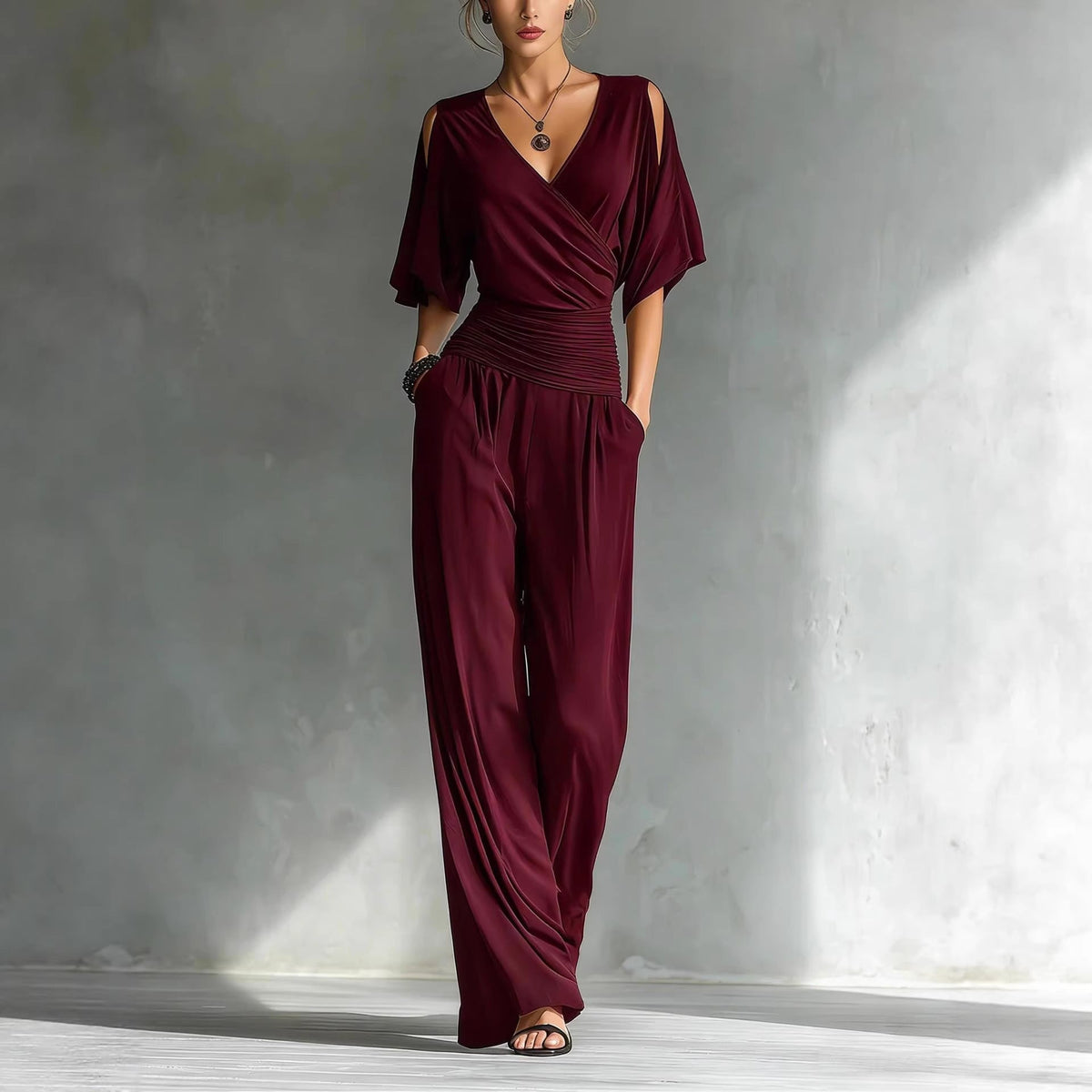 Combinaison pantalon drapée à épaules dénudées avec taille froncée et jambes larges