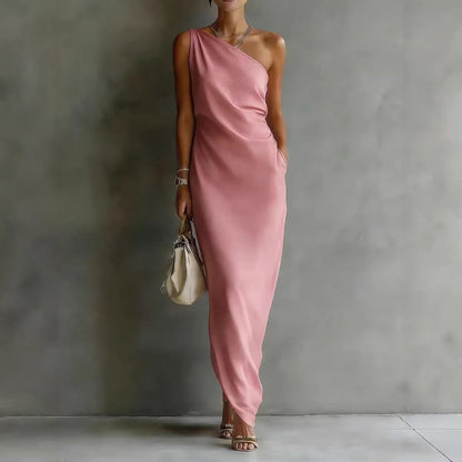 Robe longue moulante en satin uni avec drapé asymétrique sur l'épaule
