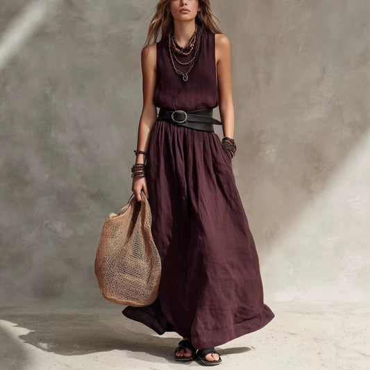 Longue robe sans manches à col montant et ceinture