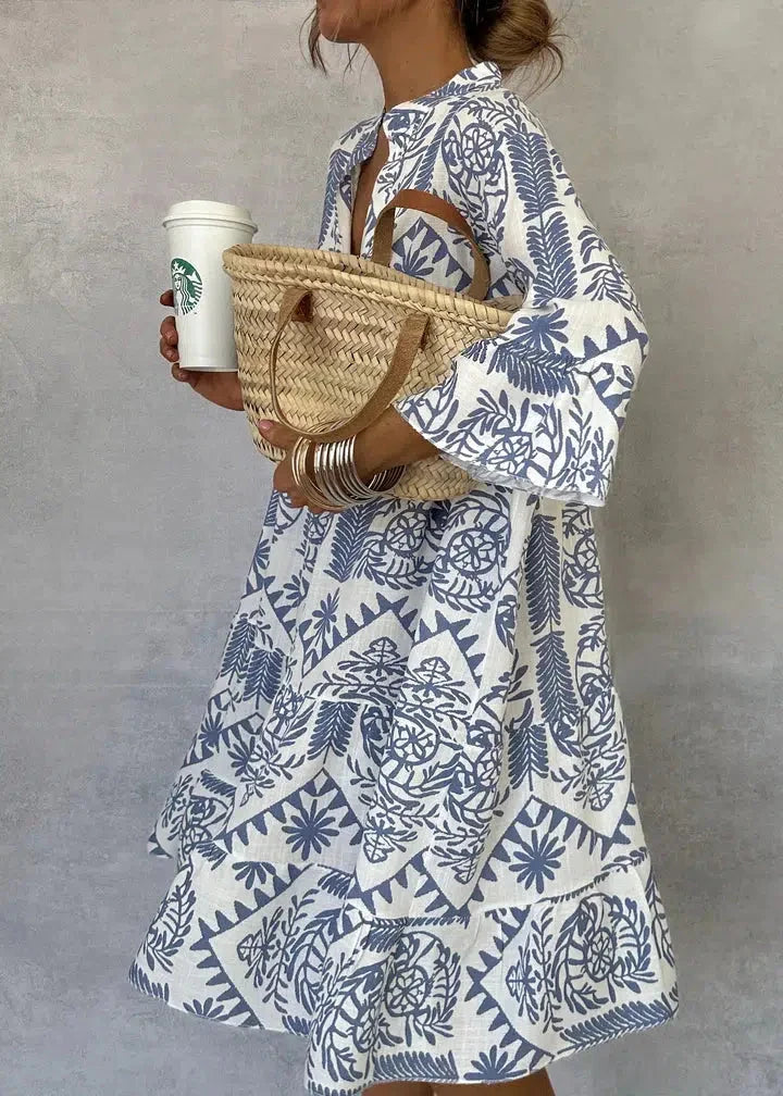 Mini robe bleue, col V, manches trois-quarts