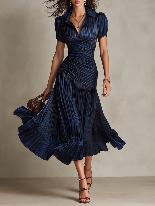 Robe midi plissée en satin à col chemise et rayures bleu marine