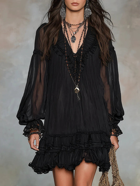 Mini-robe noire en mousseline à manches lanternes et volants, col en V