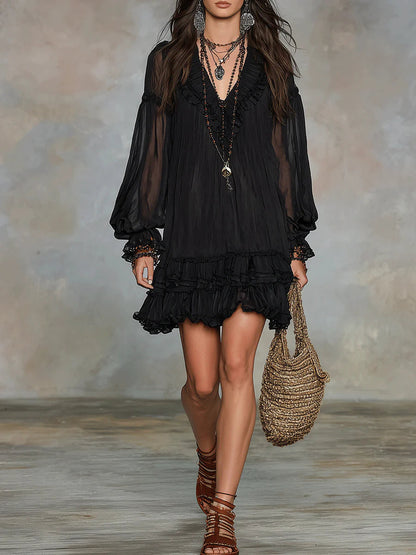 Mini-robe noire en mousseline à manches lanternes et volants, col en V